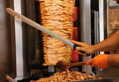 Dönerde çiğ et tehlikesi! Pişmiş tavuk dönere çiğ tavuk takılması ölümcül olabiliyor