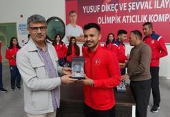 Milli atıcı Yusuf Dikeç, genç sporculara hediyeler dağıttı