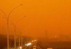 Muş'ta toz taşınımının yağmurla çamura dönüşmesiyle vatandaşlar soluğu oto yıkamacılarda aldı