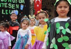 Atık poşetlerinden elbise, kartondan kostüm! Şırnak'ta öğrencilere atık malzemelerden kıyafet defilesi