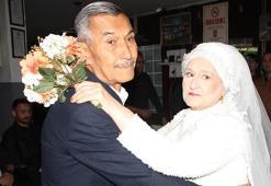 Geç oldu ama güzel oldu! Antalya'da kaçarak evlenen çift 45 yıl sonra düğün yaptı