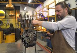 Hurda demirden harikalar yaratıyor! Otomobil atıklarını sanat eserlerine dönüştürüyor