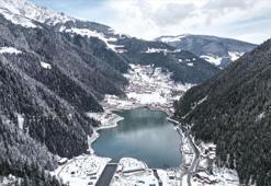 Trabzon’un dünyaca ünlü turizm merkezi Uzungöl’de nisan karı güzelliği