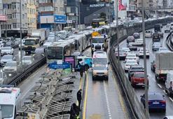 Avcılar'da metrobüs hattında kaza: Yaralılar var