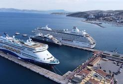 Kuşadası'na akın ettiler! 3 kruvaziyerle 1657 turist kente geldi