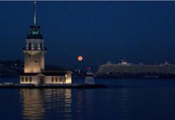 Baharın habercisi 'Pembe Ay' İstanbul'un manzarasına renk kattı