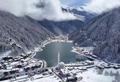 Uzungöl'de kartpostallık görüntüler! Nisan ayında beyaza büründü