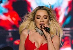 Kırmızı elbisesiyle nefes kesti! Konserde iki kişiyi görünce gözyaşlarını tutamadı