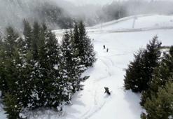 Kümbet Yaylası'nda ilkbaharda yağan karda snowboard keyfi yaşadılar