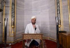 Görmeyen gözlerin rehberi oluyor! Sultanahmet Camisi'nin gönül gözüyle gören müezzini engellilere ilham oluyor