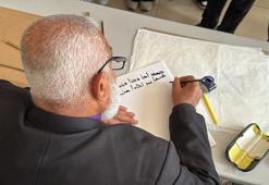 On yaşında başladı,80 yaşında hala devam ediyor: Mardinli Süryani papaz hat tutkusu gençlerin ilham kaynağı oldu