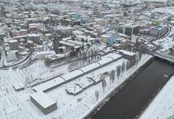 Bahar gelmek bilmiyor! 18 Nisan'da lapa lapa kar yağdı, her yer beyaza büründü