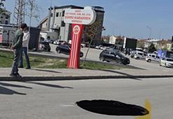 Metrelerce derinlikte çukur! Afyonkarahisar'da yol birden bire çöktü, kentte büyük panik