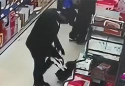 Markette şoke eden anlar.. Reyonda beğendi, giyip hiçbir şey olmamış gibi dışarı çıktı
