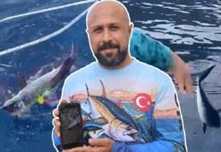 Burası Karadeniz değil! Oltasına takılan köpek balığı yavrusunu nasihat ederek denize bıraktı