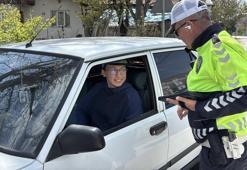 Bolu'da ilk defa polis denetimine denk gelen genç, polislerle hatıra fotoğrafı çektirdi