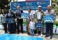 Uşak'ta çiftçilere ohum, fide, sera naylonu ve hümik asit dağıtıldı