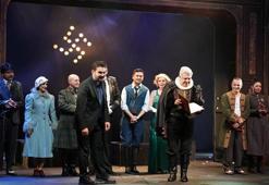 Adana'da tiyatro şöleni!  "Yaşamak Mı Yoksa Ölmek Mi" oyunu ilgi odağı oldu