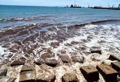 Poyraz fırtınasının ardından Marmara Denizi'nin yüzeyi kızıla büründü
