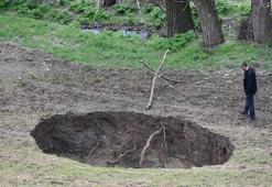 Sivas'ta yulaf ekilen tarlada 10 sonra 8 metre derinliğinde obruk oluştu