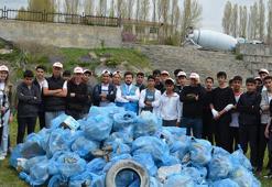 Van Gölü çevresinde gönüllülerin yaptığı çevre temizliğinde 3 kamyon çöp toplandı