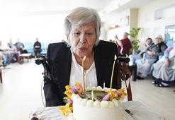 Huzurevinde yaşayan kadın, ilk doğum gününü 100. yaşında kutladı! 'Doğum günümü kutlamak kısmet olmadı'