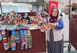 Köyünden hiç çıkmadan 5 dil öğrendi: Kayserili Ayşe teyze 42 yıldır sattığı bez bebekler ile dünyaya açıldı