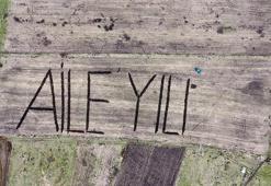 Ardahanlı çiftçi traktörle tarlasına 'Aile Yılı' yazdı