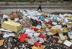 İzmir'de toplanmayan çöp yığını esnafı bezdirdi! 'Daha önce de haber yapıldı ama bir ilerleme sağlanamadı'