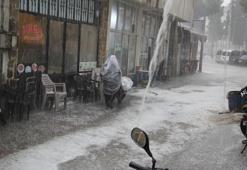 Manisa'da misket büyüklüğünde dolu yağdı, cadde ve sokaklar su altında kaldı