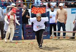 Kumluca'da festival coşkusu yaşandı: Kadınlar en çok domatesi yemek için yarıştı