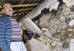 Erzurum'da korku dolu anlar... Kaya parçaları evin çatı katını yıktı