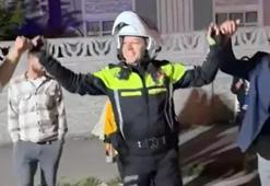 Düğün konvoyundaki araçları yoldan kaldıran polis, davet üzerine halaya katıldı