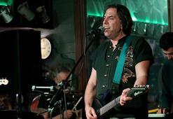 Rockçı profesör, gündüzleri üniversitede ders veriyor geceleri sahneye çıkıyor