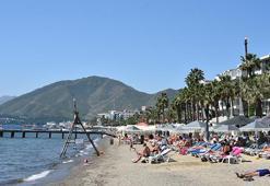 Akdeniz sezonu açtı! Güneşi gören sahile koştu, kimi güneşlendi gibi yüzdü