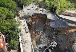 İstanbul'da inşaat çalışmaları sırasında yol çöktü, doğalgaz boruları zara gördü!