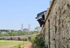 Edirne'de kaza yapan araç tarihi köprüde asılı kaldı