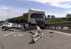 Kediye vurmamak için manevra yapan kamyon kaza yaptı!