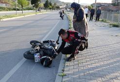 Burdur'da feci kaza! Trafik levhasına çarpan motosikletteki üniversiteli gencin bacağı koptu