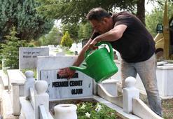 Eskişehir'de 300 mezara gözü gibi bakıyor, Avrupa'dan müşterileri var