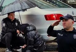 Yaralı öğrenciye ıslanmasın diye dakikalarca şemsiye tutan polis: Görevimizi yaptık