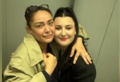 Sahnede döktürüyor! Sibel Taşçıoğlu'dan Yasemin Sakallıoğlu'na kuliste ziyaret: Övmelere doyamadı