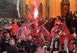 Bolu’da play-off galibiyeti coşkuyla kutlandı! Kent meydanı şenlik alanına döndü