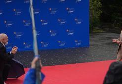 Arnavutluk Başbakanı Edi Rama, Meloni'yi kırmızı Halıda diz çökerek karşıladı