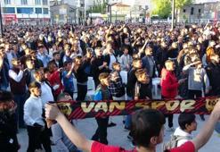 Vanspor'dan büyük avantaj! Binlerce taraftar galibiyeti kutladı
