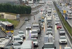 İstanbul'da trafik kilit! Sağanak yağış felç etti, yoğunluk yüzde 70'i geçti
