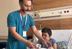 Doktorların ismi yeni yeni duyuyor!  Eskişehir'de tedavi edildi, artık oyuncaklarını tutabilecek