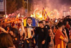 Edirne'de ilginç kutlama: Bir tabut bir tekneyi coşkuya ortak ettiler