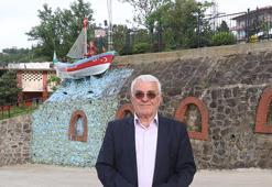 Rize'de akıllara zarar görüntü: 'Gözümün önünde dursun' dediği kayığı binanın girişine astı