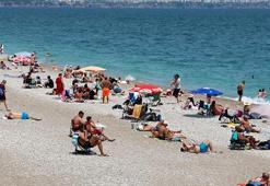 Güneşi gören denize koştu! Antalya'da plajlar dolup taştı